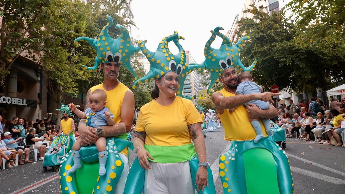 El desfile del Ninot de las Hogueras 2026 en Alicante, en imágenes