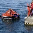 Curso de Salvamento para marineros en prácticas con balsas salvavidas en una imagen de archivo.