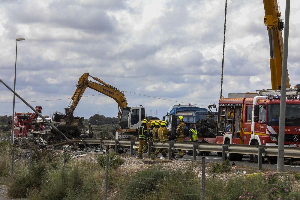 El accidente de la A-7 ha causado tres fallecidos y ha obligado a desviar el tráfico.