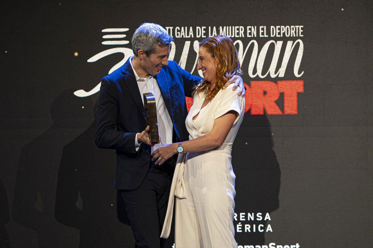 Izaskun Ruiz, ganadora del Premio Comunicación, y Oriol Nolis