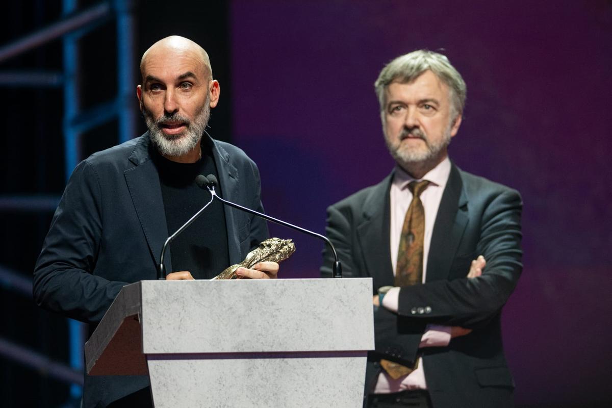 El director David Baute y el productor Edmon Roch recogen el Premi Gaudí por 'Mariposas negras'