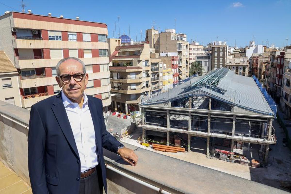 El vicealcalde, Francisco Soler, con las obras del Mercado Central al fondo.