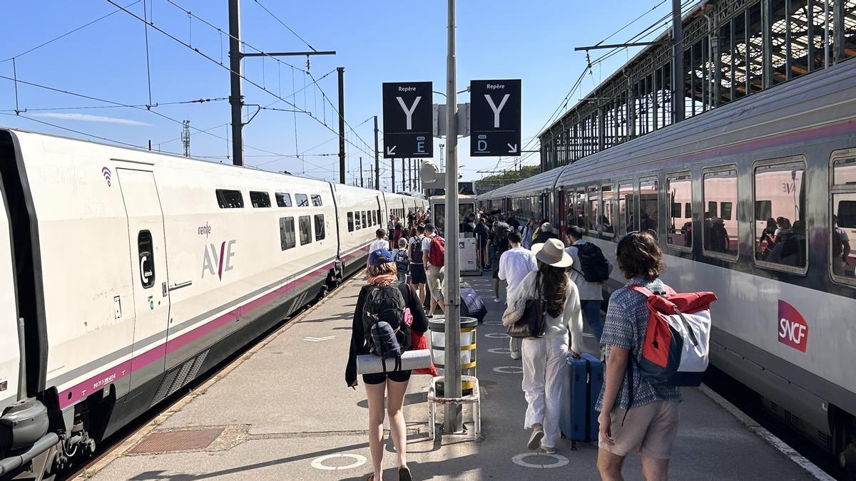 El primer AVE en pisar territorio francés, en la estación de Narbonne, parado junto a un tren de la red regional de Francia.
