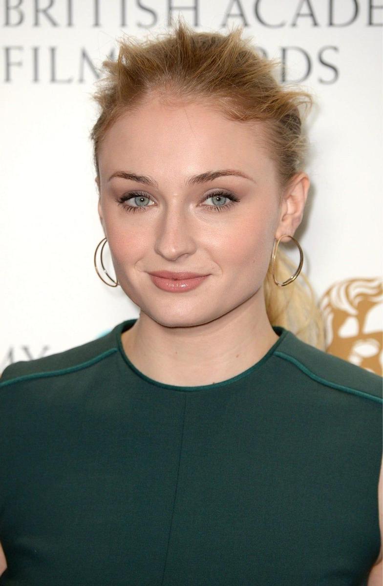 El perfecto look 'working girl' de Sophie Turner