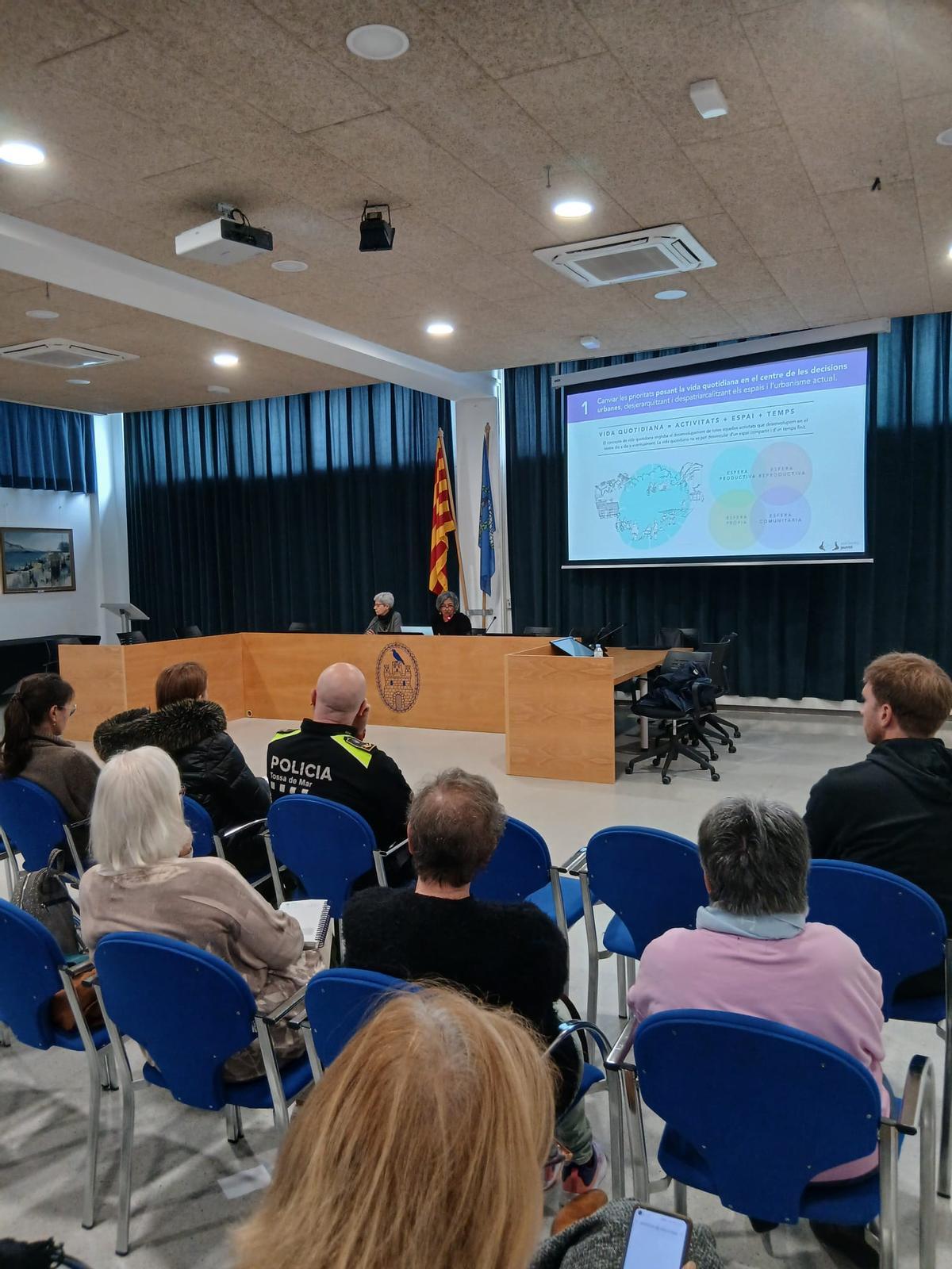 Un moment de l’acte de presentació de la diagnosi participativa que ha detectat punts a millorar en il·luminació, accessibilitat i ús de l’espai públic a Tossa de Mar