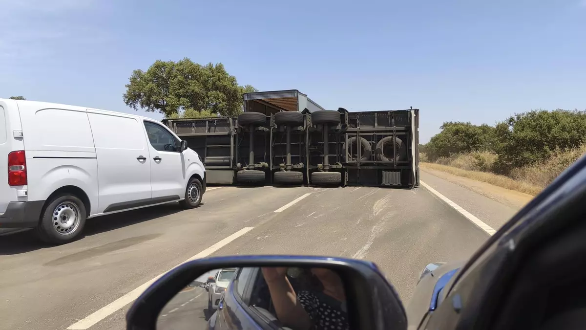 Tráfico lento por el vuelco de un camión en la N-523, la carretera Cáceres-Badajoz