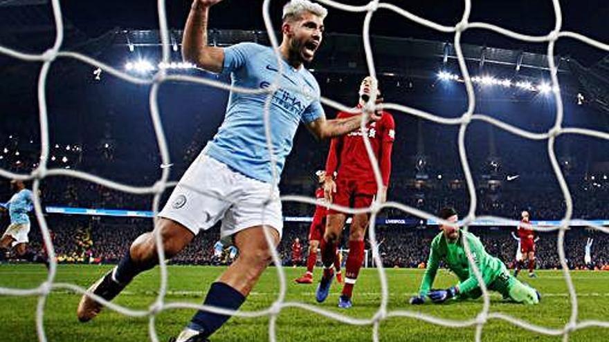 Agüero celebra el primer gol del partit.