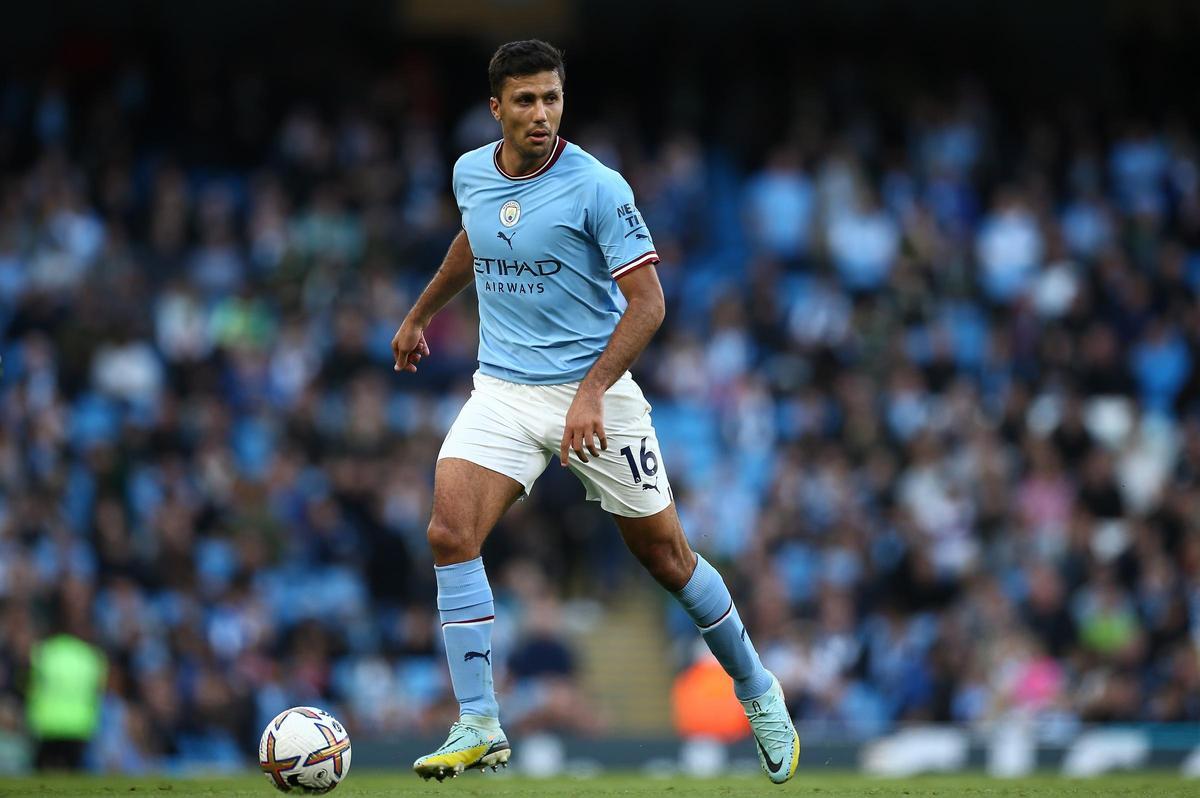 Rodri Hernández: El pivote por excelencia del fútbol de Guardiola. Una de las piezas de más valor y por la que apostarían muchos de los grandes equipos. Con contrato hasta 2027 y un valor de 80 millones, su precio sería elevado aunque muy probablemente se podría forzar su salida en caso de quedarse sin opciones europeas por la sanción. Rodri Hernández: El pivote por excelencia del fútbol de Guardiola. Una de las piezas de más valor y por la que apostarían muchos de los grandes equipos. Con contrato hasta 2027 y un valor de 80 millones, su precio sería elevado aunque muy probablemente se podría forzar su salida en caso de quedarse sin opciones europeas por la sanción.