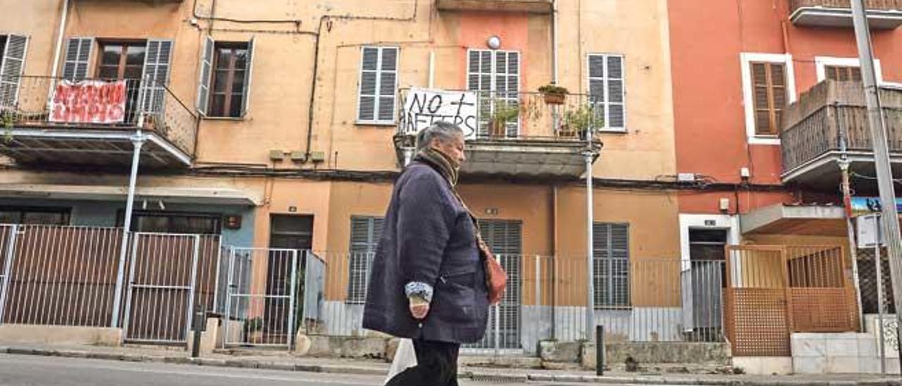 Los vecinos mantienen sus protestas, visibles en las sábanas que cuelgan en Joan Miró.