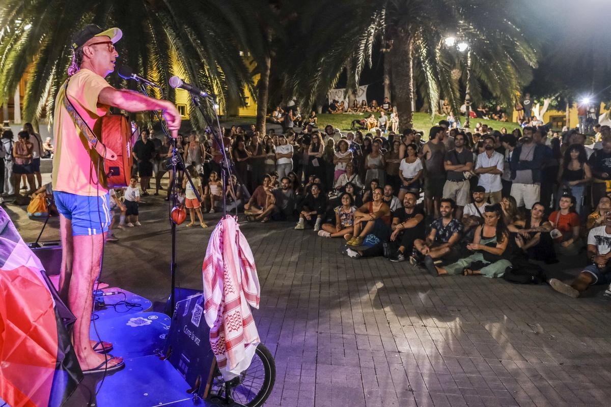 Conciertos en el segundo día de la acampada por la vivienda en la Plaza de La Feria, en Las Palmas de Gran Canaria