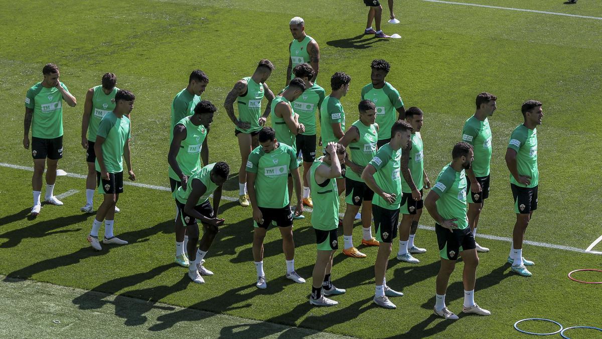 Los jugadores del Elche, durante un entrenamiento