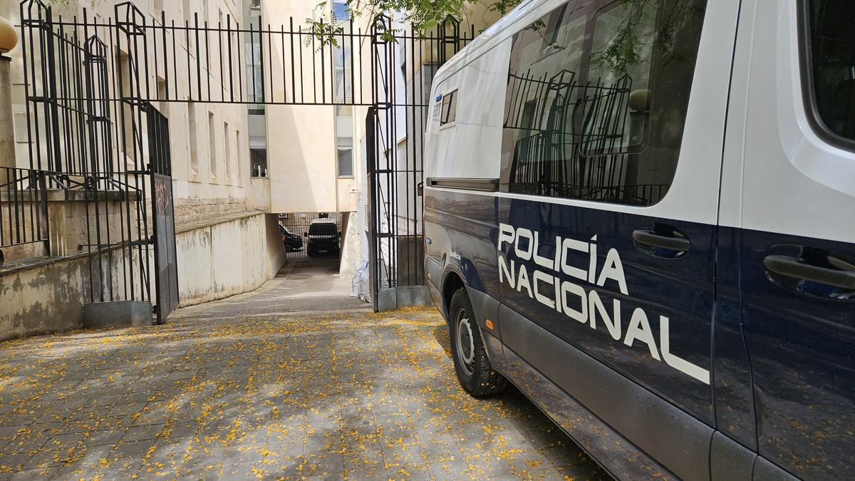 Vehículos de la Policía Nacional este jueves en los Juzgados de Alicante.