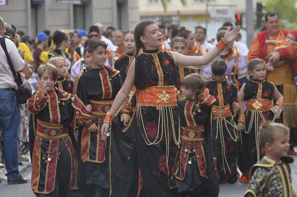 Los Moros y Cristianos reúnen a 350 niños en un desfile por las calles de Elche y la Gestora de Festejos Populares celebra una fiesta infantil en el Paseo de la Estación