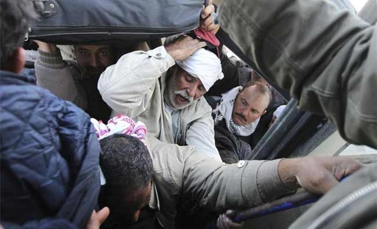 Egipcis a punt de pujar a un autobús per fugir de la violència desencadenada en territori libi. Al voltant de 2.500 persones procedents de Líbia arriben cada sis minuts a la frontera tunisiana pel pas de Ras Khdir. Egipcis a punt de pujar a un autobús per fugir de la violència desencadenada en territori libi. Al voltant de 2.500 persones procedents de Líbia arriben cada sis minuts a la frontera tunisiana pel pas de Ras Khdir.