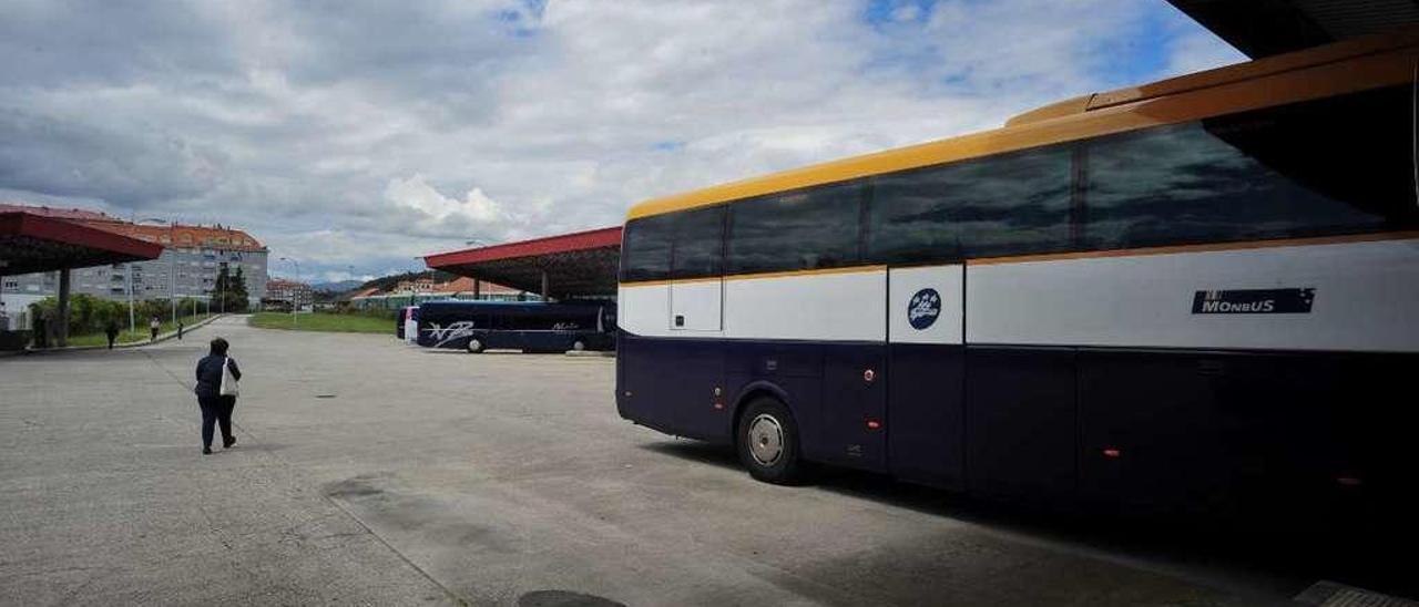 Autobuses de Monbus y del grupo Abalo, ayer en la estación de Vilagarcía de Arousa. // Iñaki Abella