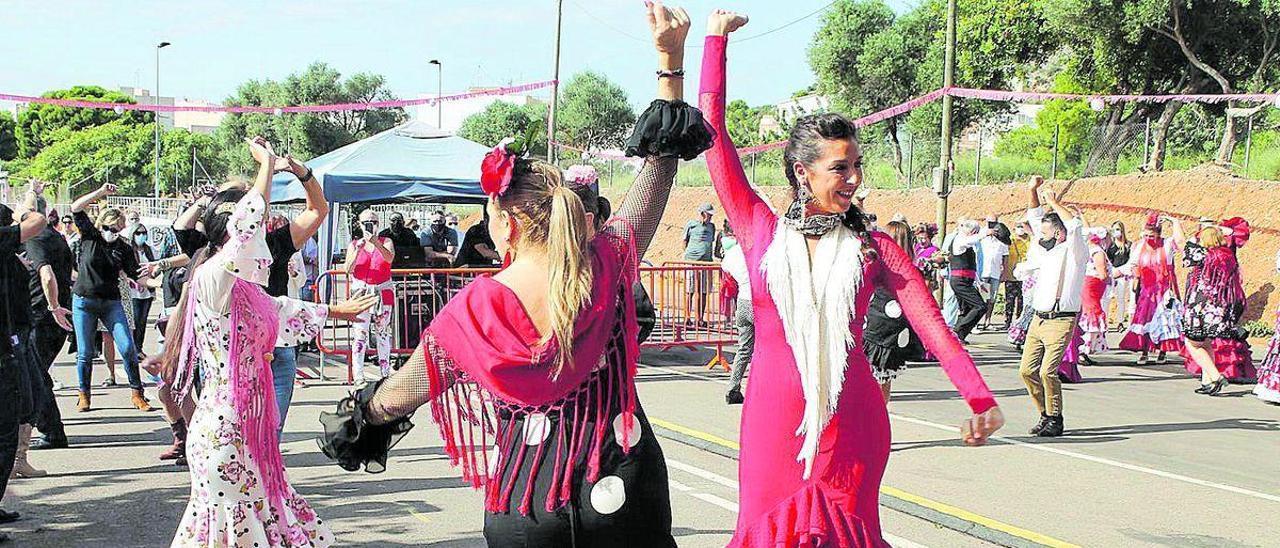 Artistas aficionados de todo el territorio nacional se acercaron al recinto del certamen para lucir su arte flamenco.