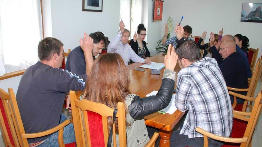 Los concejales cabraliegos, ayer, votando por unanimidad revocar la adjudicación de la residencia de Poo.