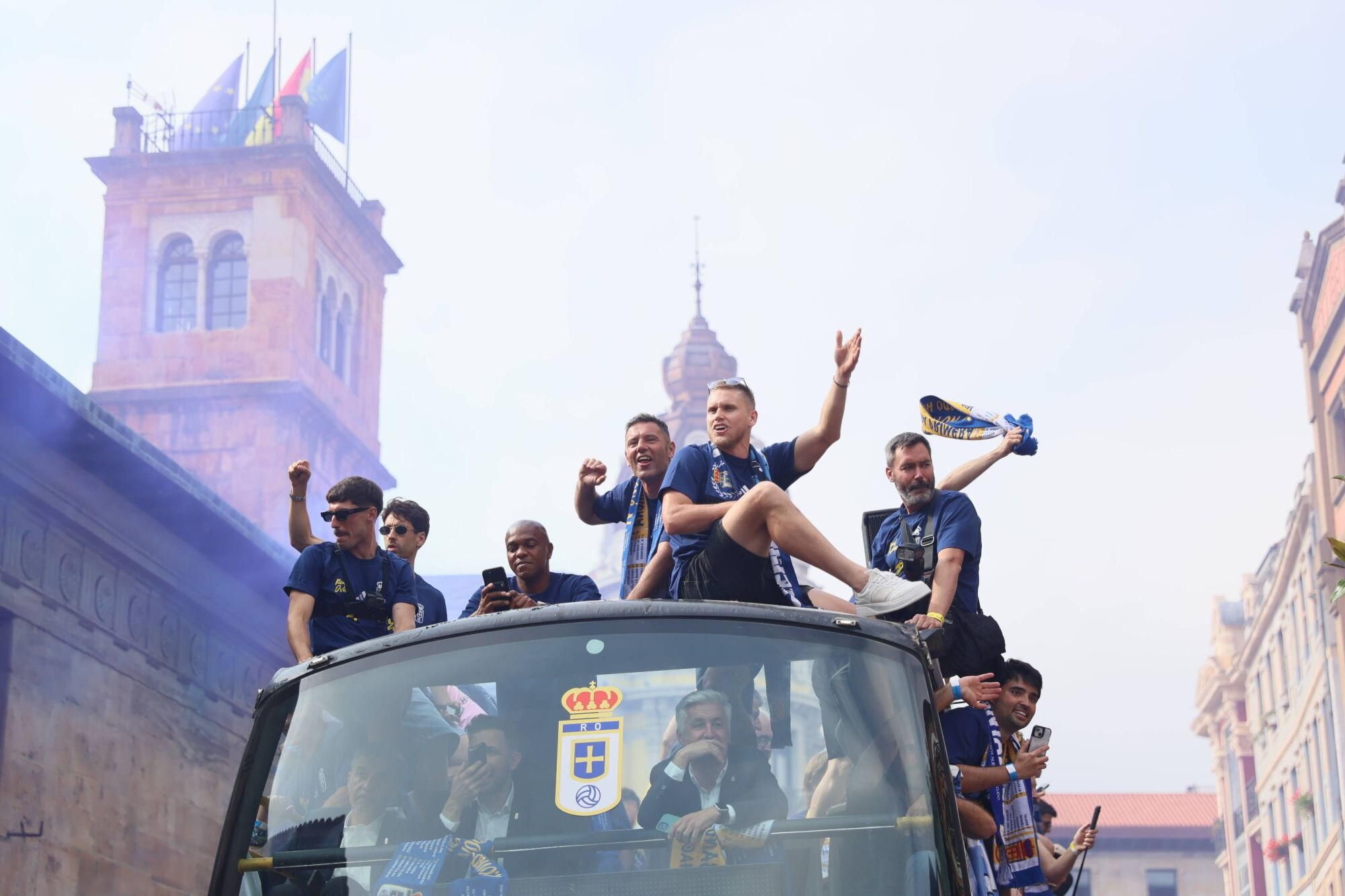 Locura azul en las calles de Oviedo para celebrar el ascenso del equipo a Primera División
