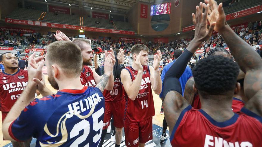 Los jugadores del UCAM, celebrando el triunfo ante el Gran Canaria. | FRANCISCO PEÑARANDA