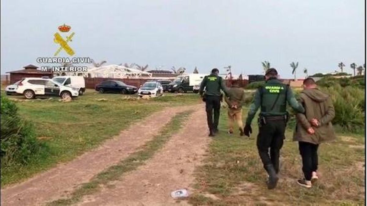 Varios detenidos durante la operación.