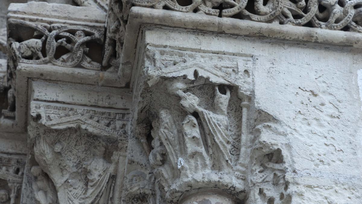 El capitel del que se ha arrancado una columnilla de piedra que había en el centro dela misma