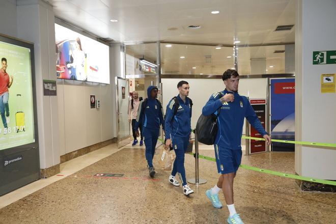 EN IMÁGENES: Así fue la llegada del Real Oviedo al aeropuerto de Asturias tras la debacle en Sevilla y el despido de Luis Carrión