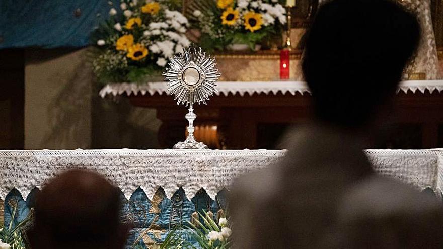 Relicario sobre el altar.