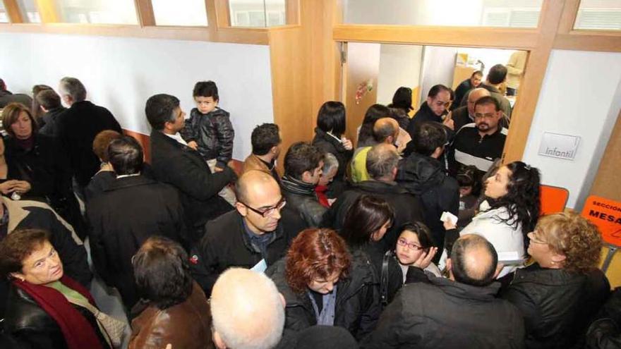 Masiva afluencia de votantes en un colegio electoral en las elecciones generales de 2011.