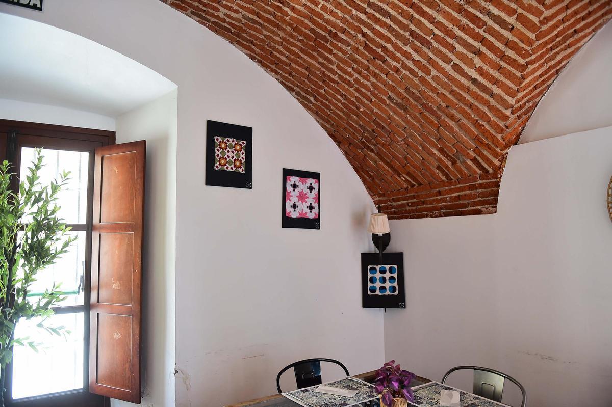 Cuadros de crochet colocados en la cafetería Santa Ana de Plasencia para la exposición.