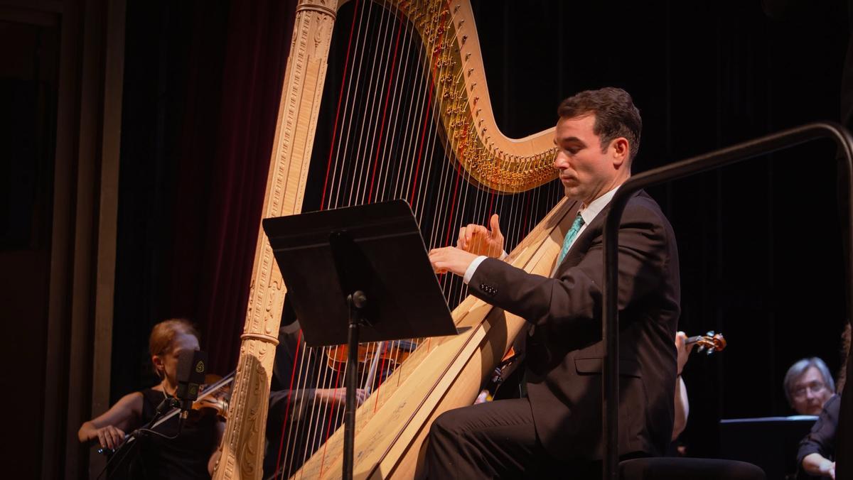 O arpista José Antonio Domené, interpretando a obra coa que Teo Montero Rey gañou o certame Portus Apostoli.