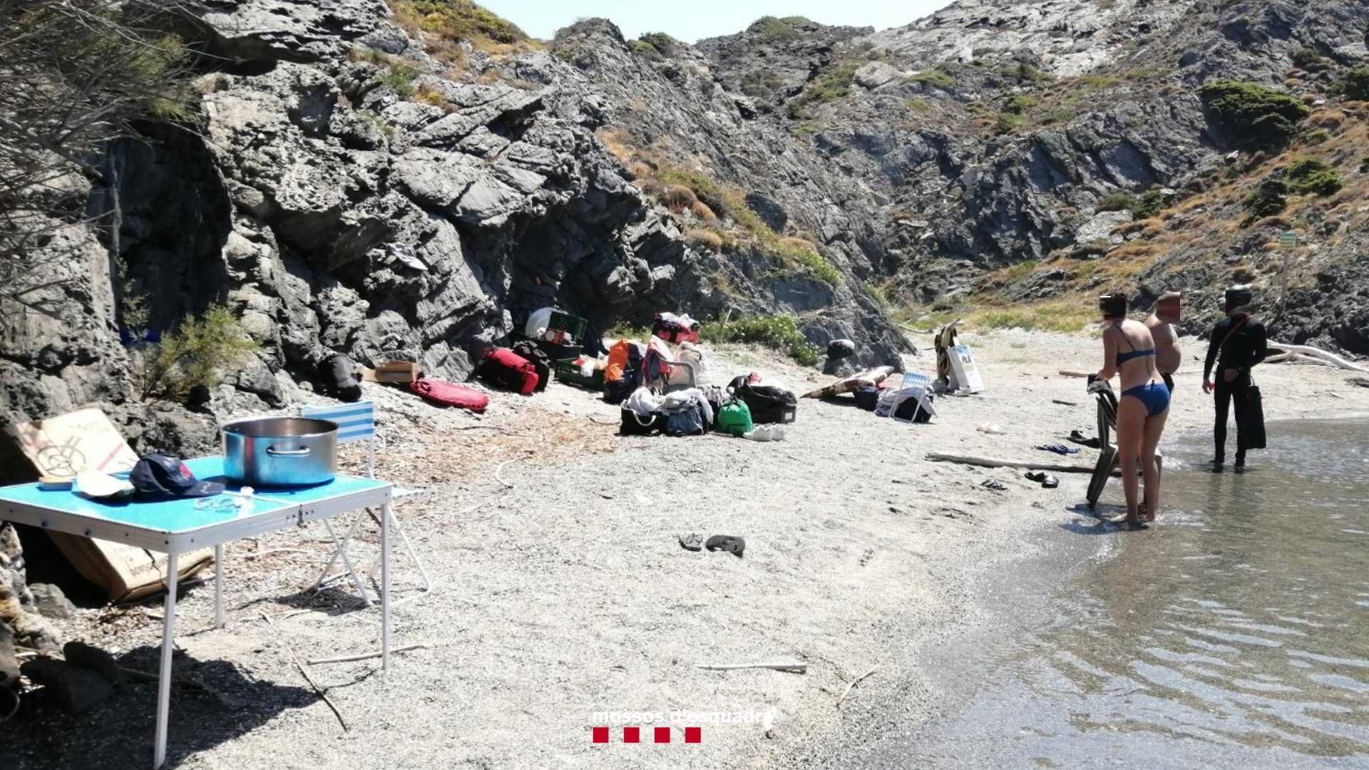 Desallotgen una acampada il·legal en una cala al cap de Ceus