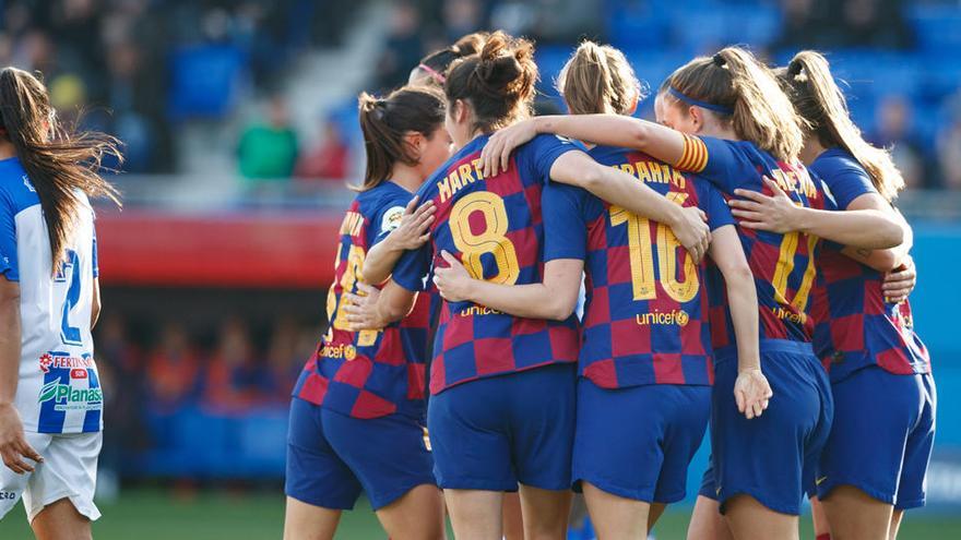 Las jugadoras del FC Barcelona se abrazan tras un gol ante el Sporting Huelva.