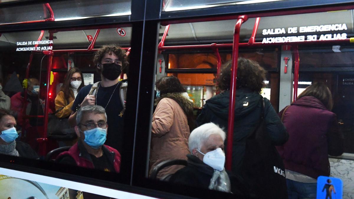 Pasajeros en el autobús urbano de A Coruña.