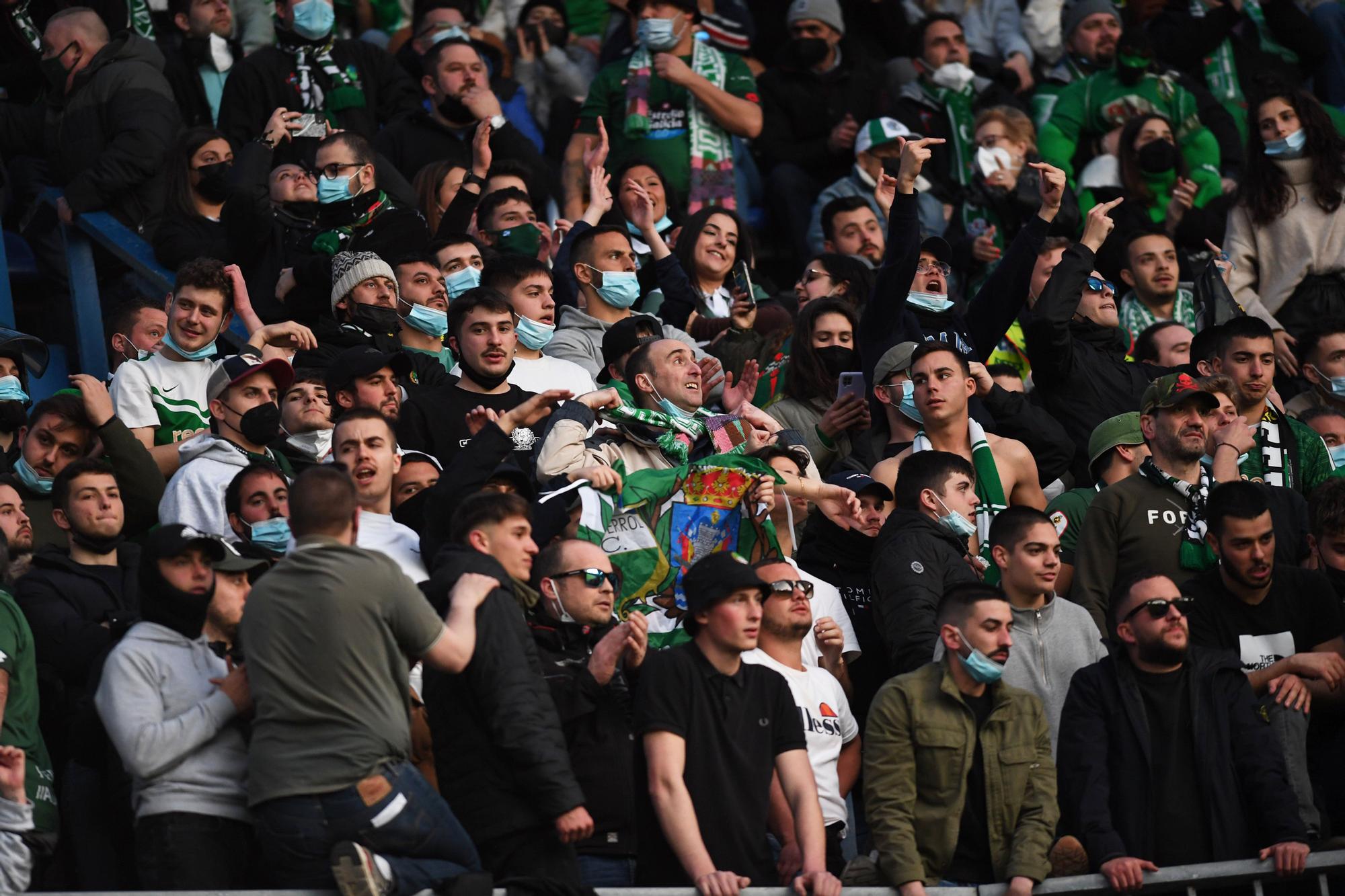 Gran ambiente en las gradas de Riazor para el Deportivo - Racing de Ferrol