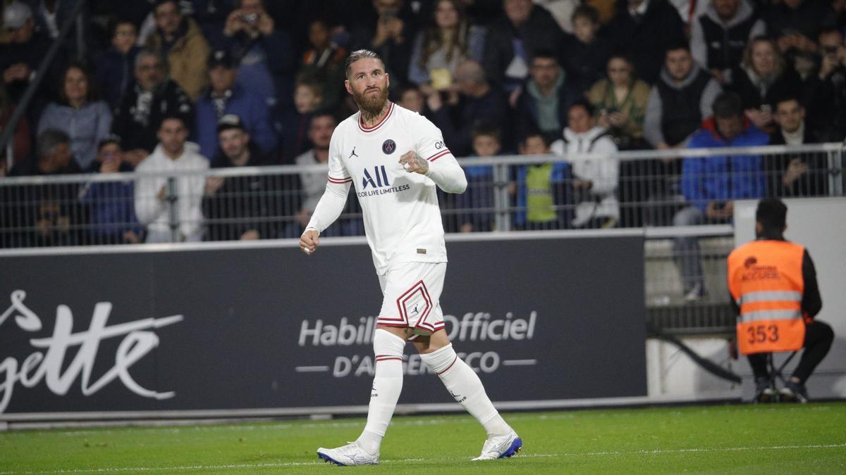 Sergio Ramos en un partido con el París Saint Germain