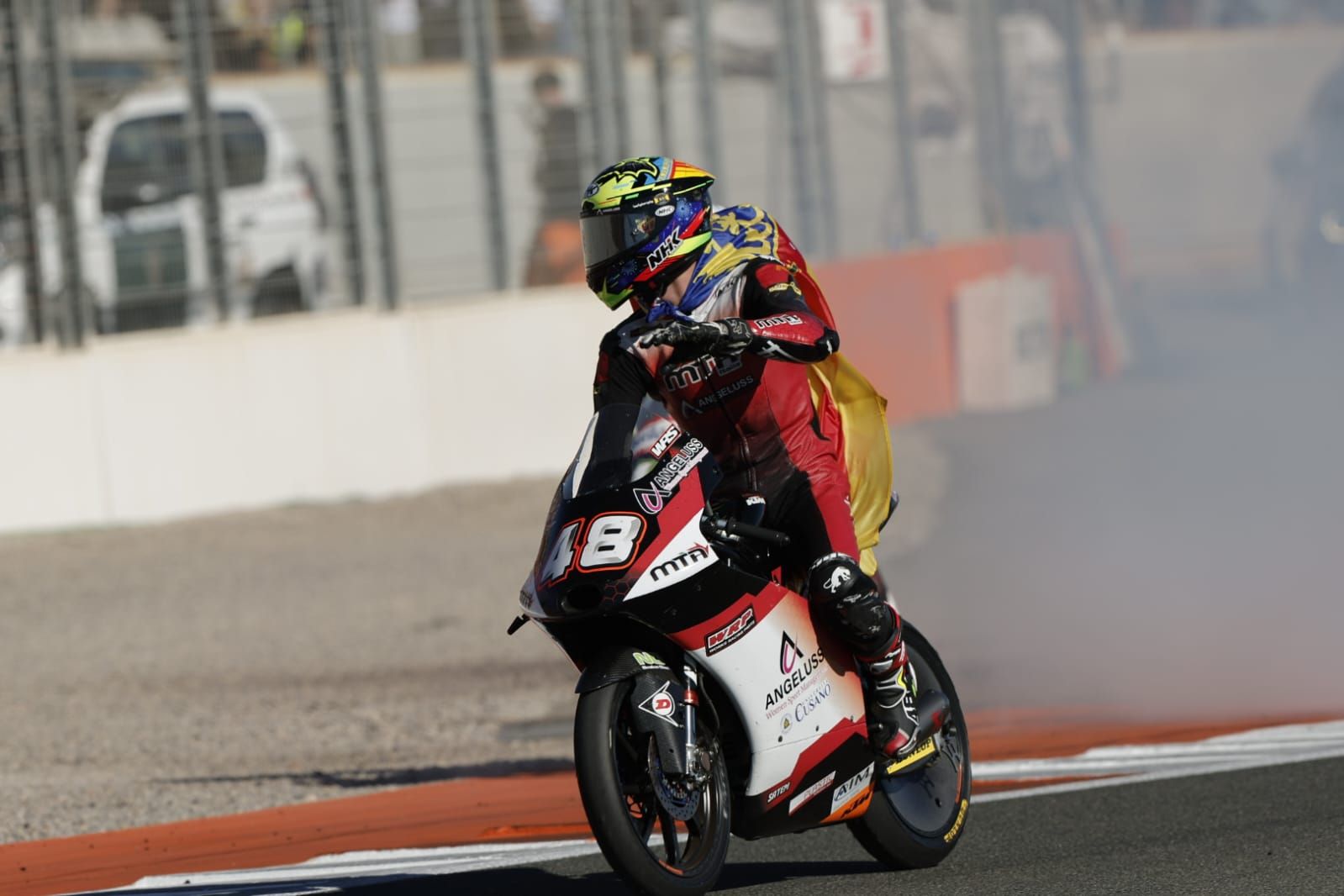 Ambiente en Cheste con las carreras de Moto2 y Moto3