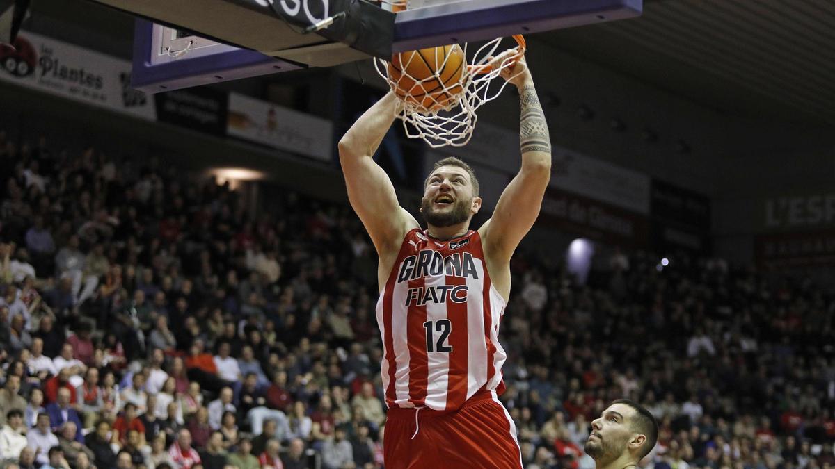 Martinas Geben esmaixa durant el partit contra el Barça de dimarts (90-91)