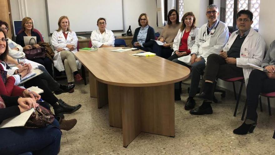 Un instante de la reunión mantenida en el Hospital General de Elche