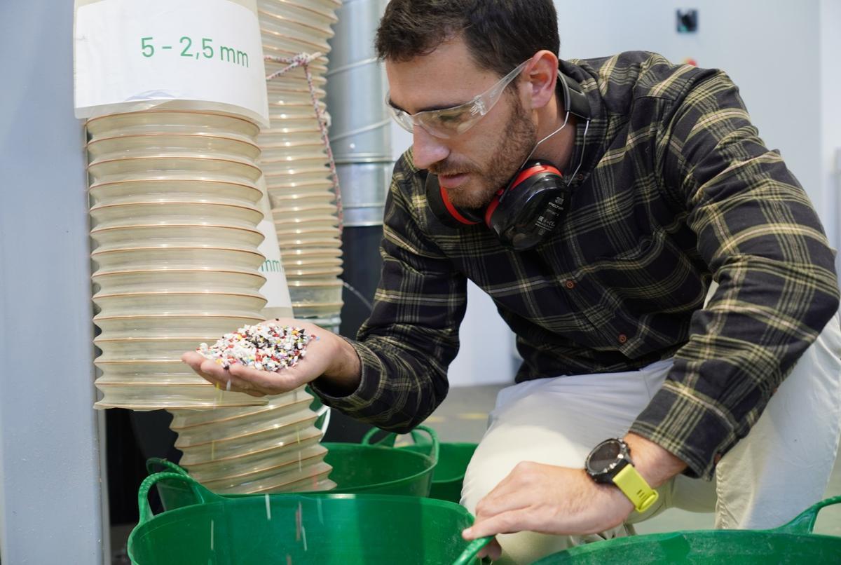 Un técnico comprueba los materiales obtenidos tras las pruebas.