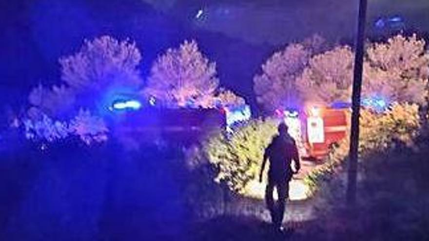 Peligroso incendio forestal de madrugada en la zona de sa Sal Rossa