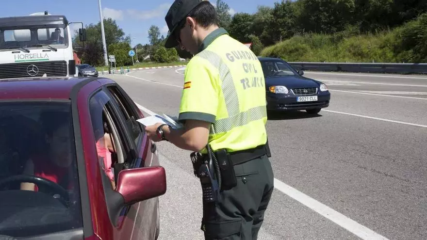Multado con 200 euros en la vuelta de vacaciones por llevar el bolso dentro del coche: la Guardia Civil extrema la vigilancia