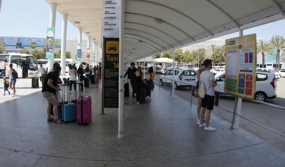 Protesta en el aeropuerto para denunciar "que el turismo mata a Mallorca"