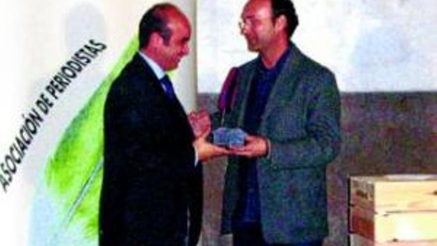 Javier Alvarez recibe en nombre de Feval el premio Vía Apia