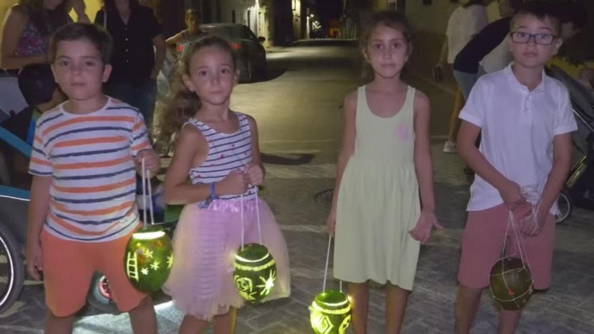 La Victoria recupera la tradición de los farolillos de melón: luz, imaginación y memoria para unir generaciones.