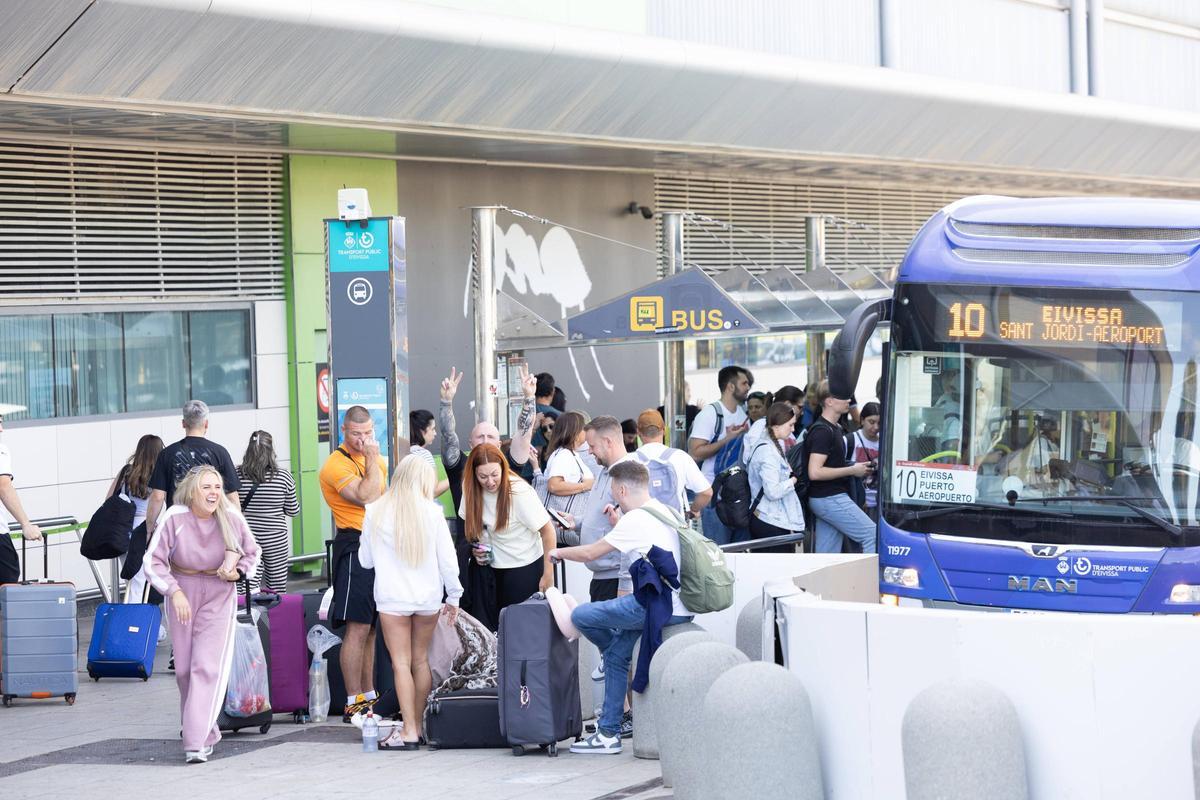 Turistas llegados al aeropuerto de Ibiza.