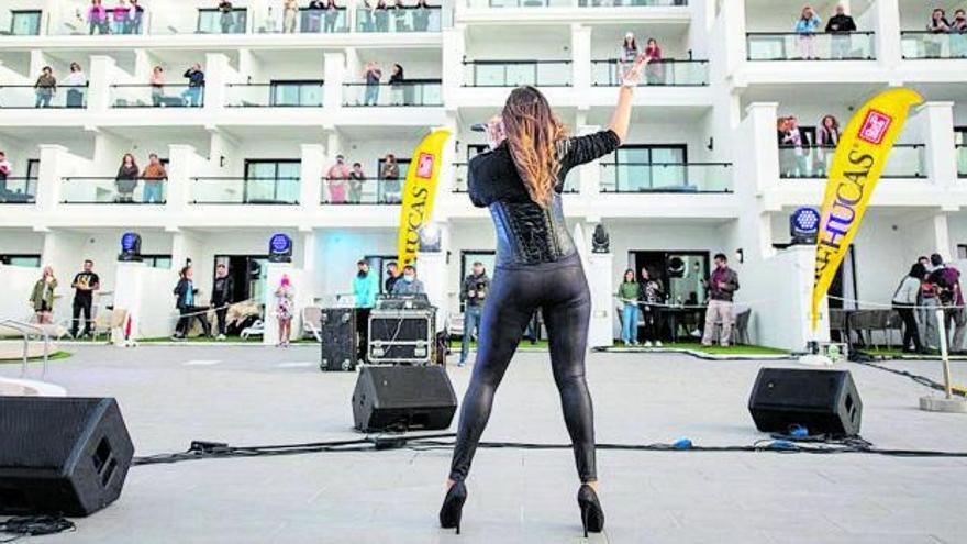 La cantante Cristina Ramos en una edición pasada de ‘Teatrotel’, en el Hotel Cordial Roca Negra de Agaete. | | LP/DLP