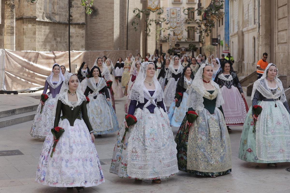 Todas las fotos de la ofrenda del 18 de marzo por la calle San Vicente hasta la 16:30 horas