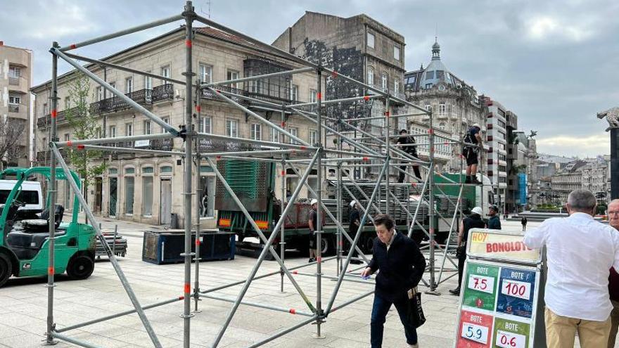 Montaje de los puestos del festival científico Cinvigo, que empezará mañana en Porta do Sol.    // FDV