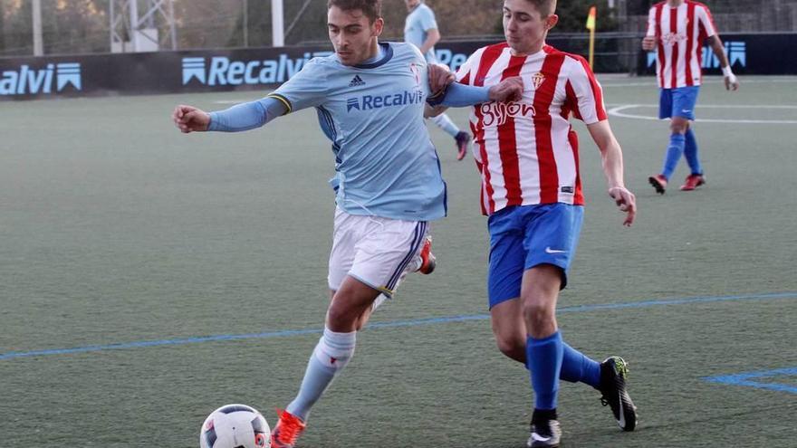 El sportinguista Berto trata de robarle el balón a un futbolista vigués.