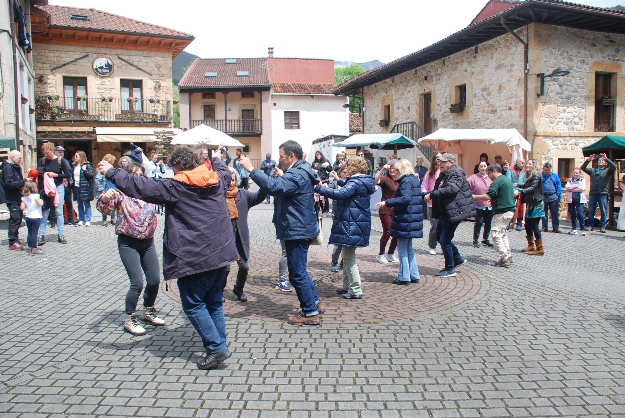Mercáu d'artesanos del Válgame Fest en Arenas de Cabrales